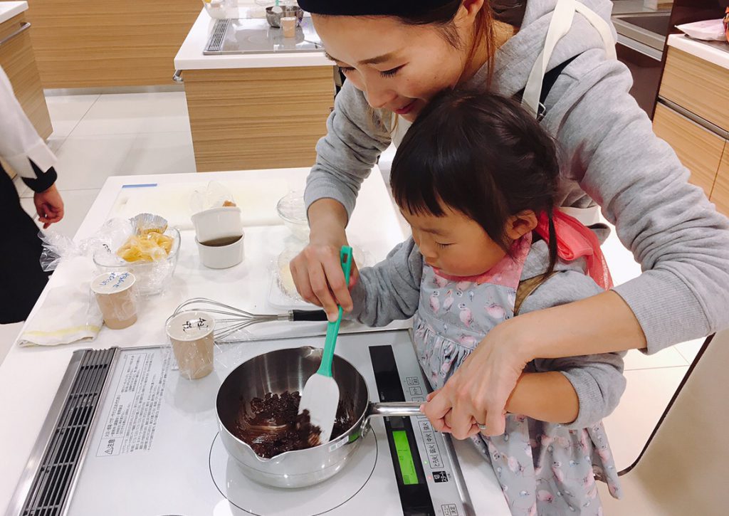 チョコレートを溶かす2階の女の子