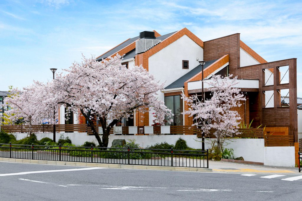 コンセプトハウス星田_外観と桜