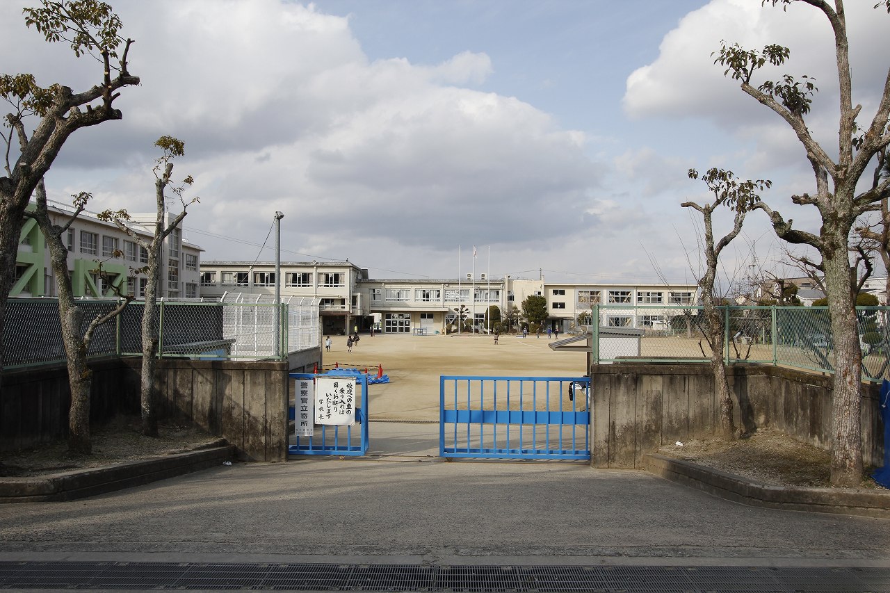 星田小学校（徒歩8分）