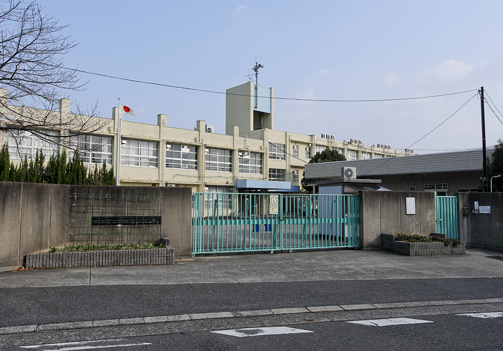 枚方市立東香里小学校(徒歩9分)