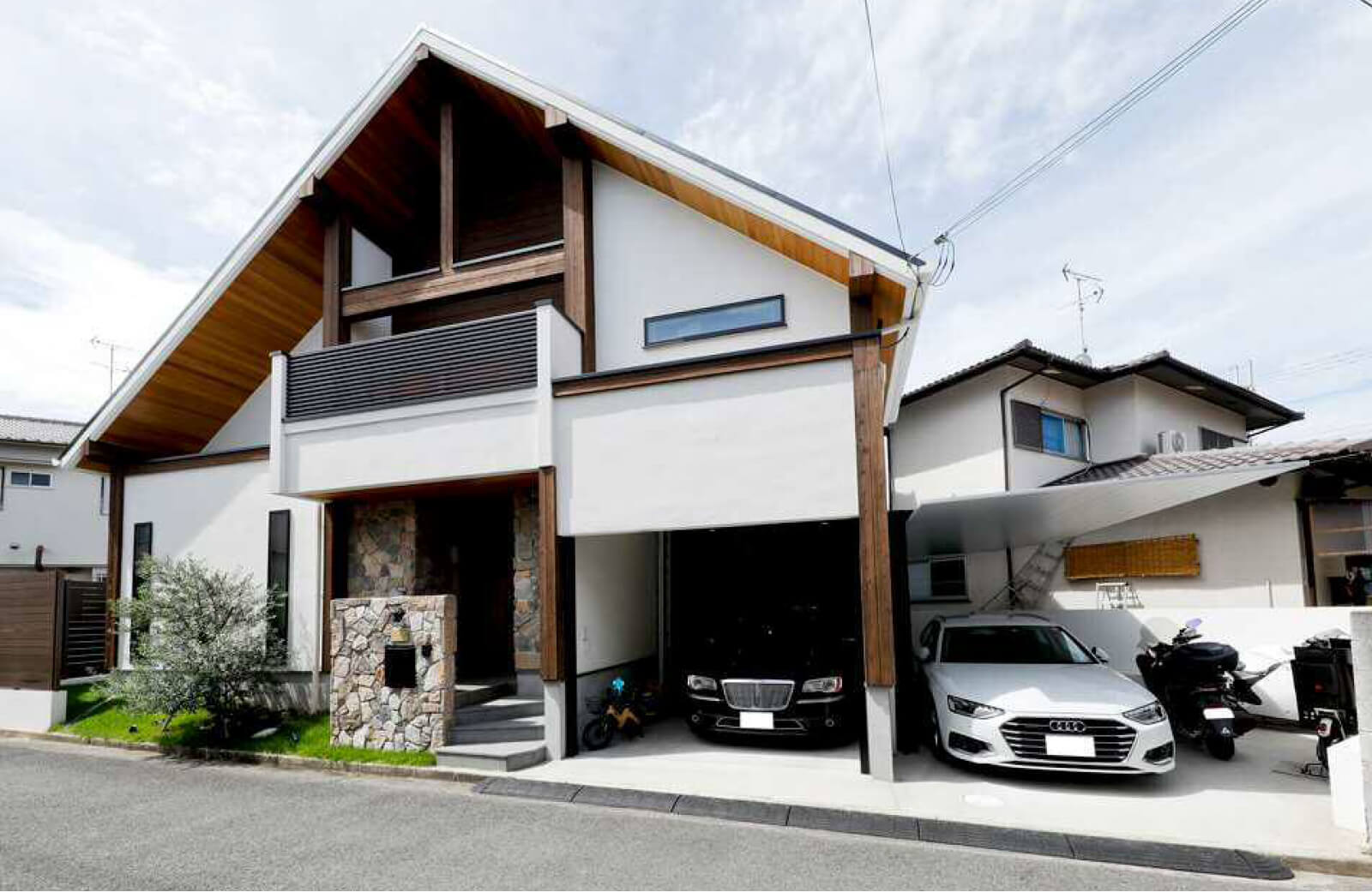 ホームベース型の土地に立つ山小屋風の家