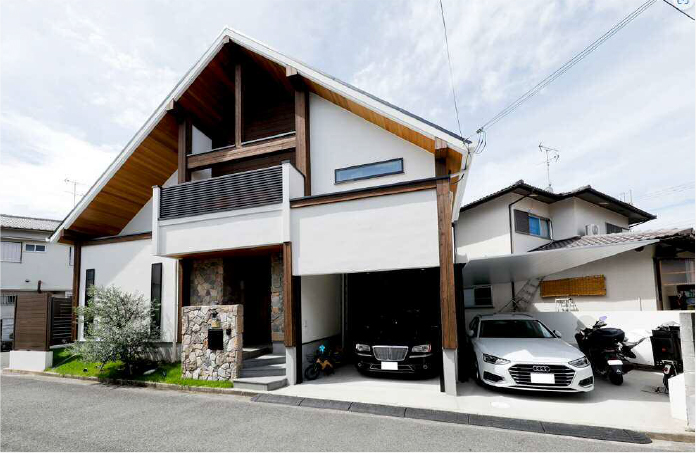 ホームベース型の土地に立つ山小屋風の家