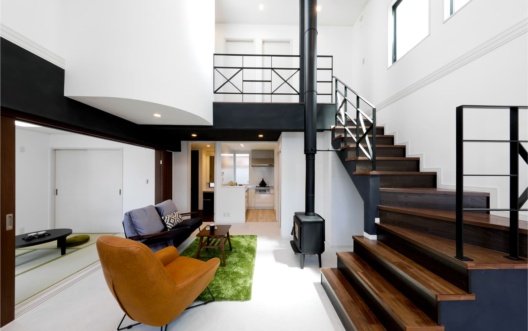 開放的なLDKに薪ストーブ。あたたかな炎を囲めば家族の会話も弾みます。