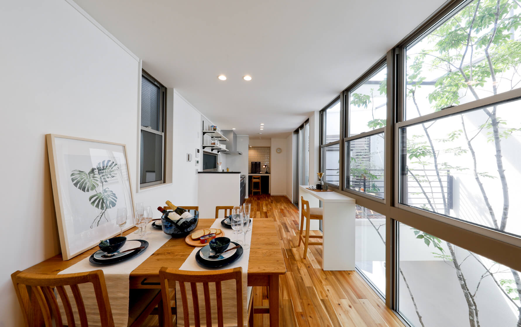 中庭に面した開放的な2階リビング。外からの視線や近隣の建物を気にすることなく移ろう光と緑を楽しむことができます。