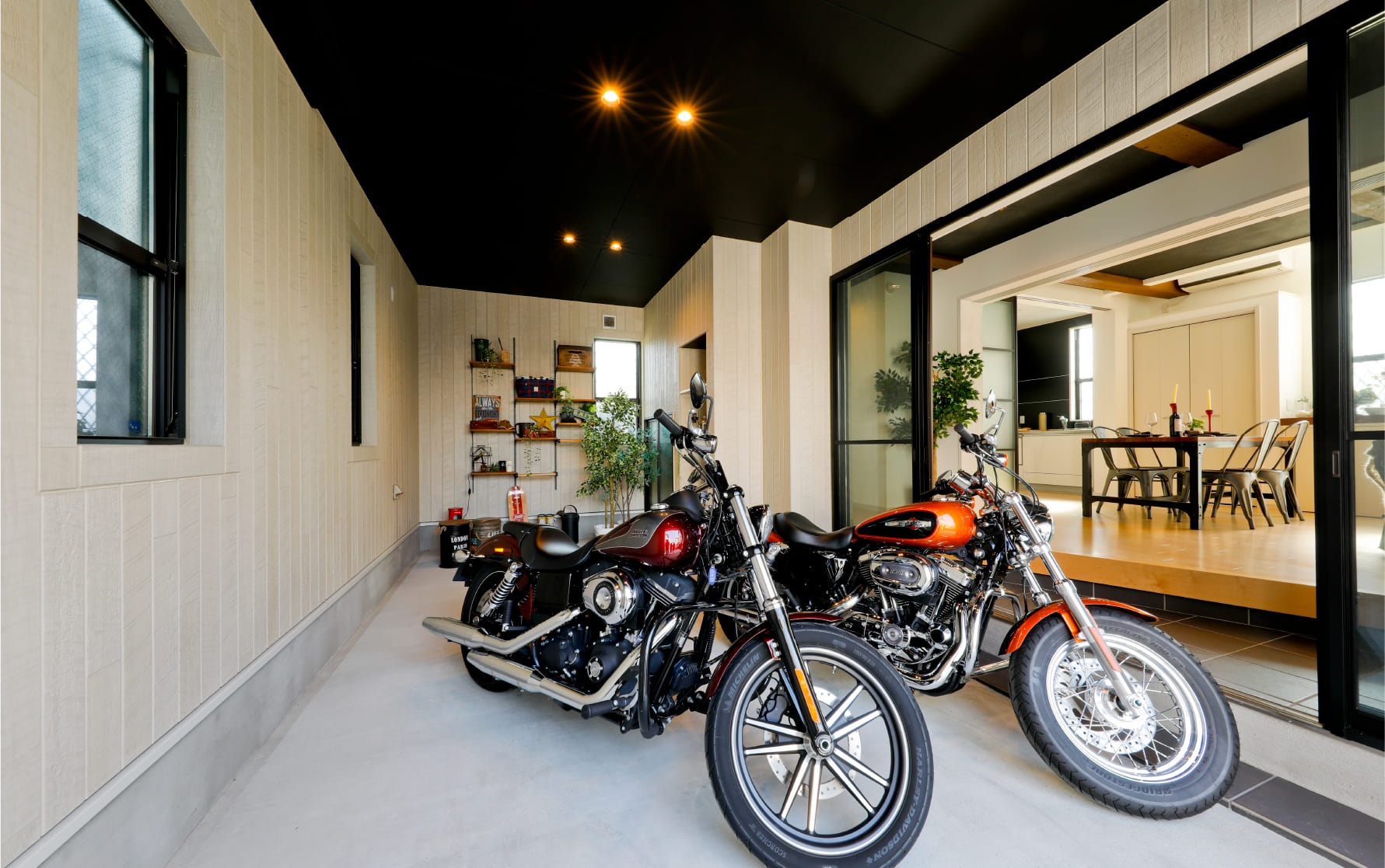 リビングから愛車を眺めて、のんびりとくつろぐことができる土間ガレージ。