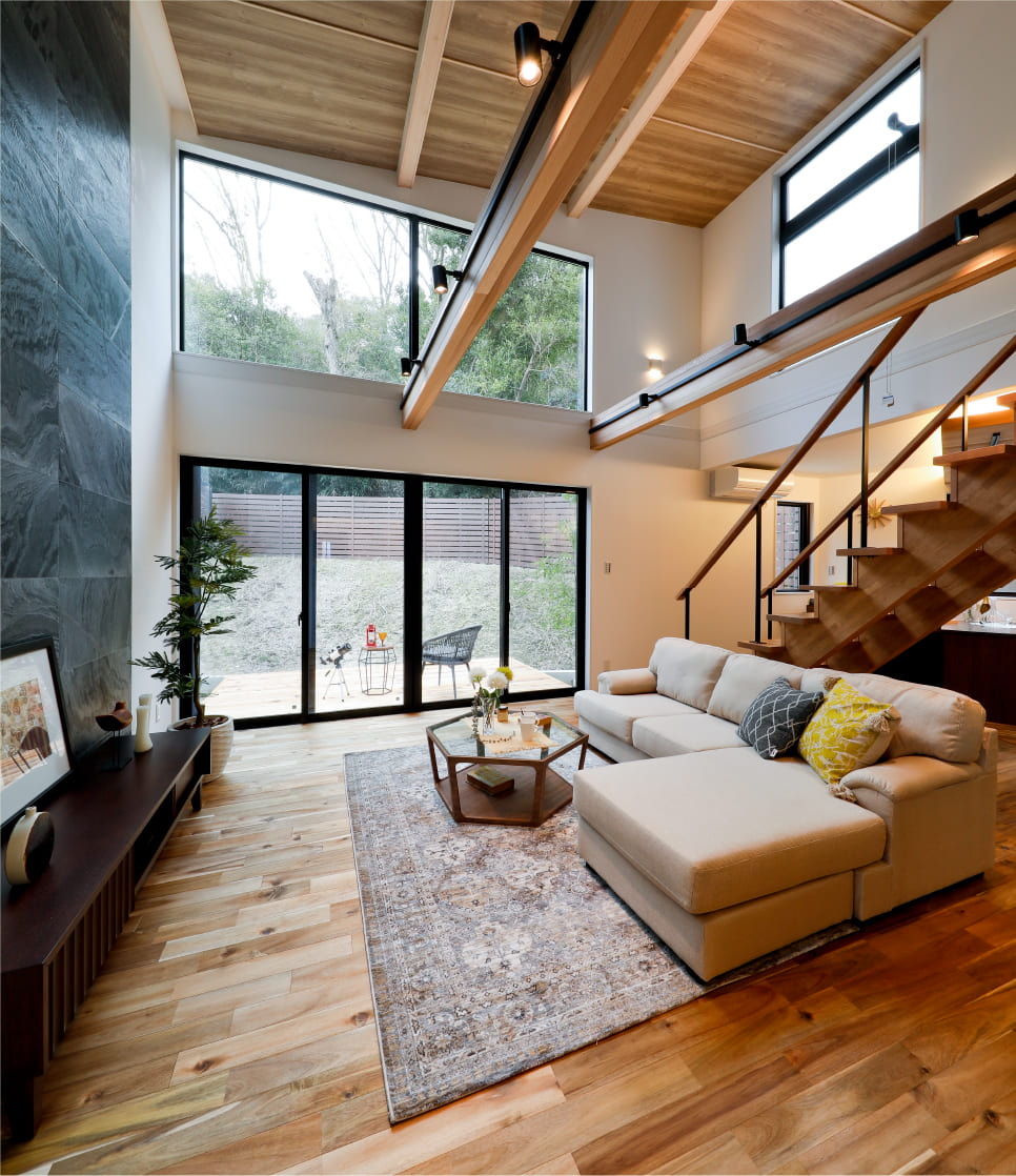 リビングから愛車を眺めて、のんびりとくつろぐことができる土間ガレージ。