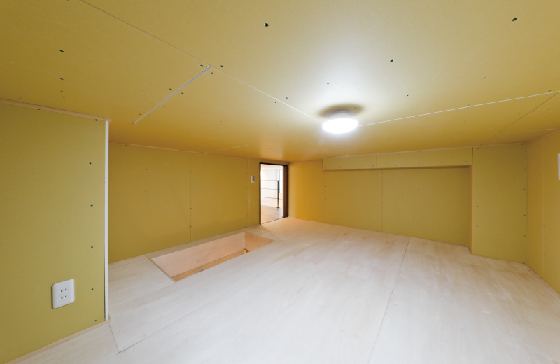 実は1階と2階の間には大型の小屋裏収納もあるんですよ！家の中は収納たっぷりです。
